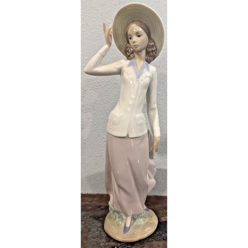 VTG LLADRO 5682 Breezy Afternoon Woman Hat Retired Porcelain Spain No Box
